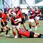 ボールを持って駆け出す甲南の選手に必死で食らいつく灘高の選手＝灘中学・高校