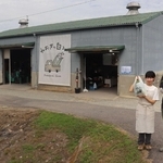 「ねおきの白コーン」を販売する小林大祐さん（右）と妻の衣美さん＝西区押部谷町西盛