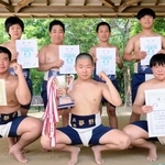 相撲の団体戦で優勝した夢野中のメンバー＝神戸市灘区王子町２