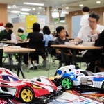ミニ四駆の製作体験をする親子連れ＝兵庫区役所