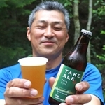 放置竹林を伐採した竹で坂本和也さんが製造した「竹エール」＝北区山田町原野