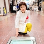 陶製のオブジェにガラスを組み合わせた作品「コルヌコピア」と作者の田嶋悦子さん＝神戸市中央区三宮町２