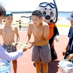 海水浴客に違法薬物の危険性を訴える兵庫県警の警察官ら＝須磨海水浴場