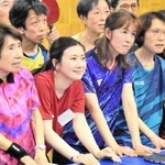 福原愛さん（前列左から２人目）と記念写真に納まる参加者＝長田区文化センター