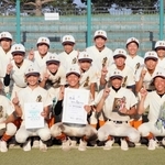 ３年ぶりの優勝を飾り、ポーズを決める鷹匠中の選手＝あじさいスタジアム北神戸