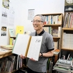 戦前の元町を描いた書籍を出版した平野義昌さん＝神戸市中央区元町通３