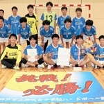 男子で３連覇を果たした井吹台中のメンバー＝神戸市立中央体育館