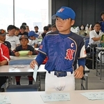 組み合わせ番号札が入った封筒を引く選手＝神戸新聞本社（撮影・斎藤雅志）