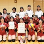 激戦の末に優勝を果たした井吹台中のメンバー＝神戸市立中央体育館