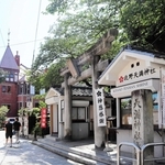 神社と洋館が並ぶ神戸ならではの風景＝神戸市中央区北野町３