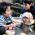 聴診器で犬の心音を聴く参加者＝神戸どうぶつ王国