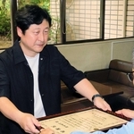 中村信幸署長（右）から感謝状を受け取る坂本真司さん＝兵庫県警生田署