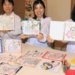 職員が即興で描く御朱印。１０分以内で完成する＝綱敷天満宮