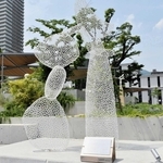 広場に設置された神戸ゆかりのアーティストによる作品＝ＪＲ灘駅南駅前広場
