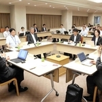 コベカツについて意見を交わす教育委員ら＝神戸市役所