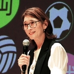 怒らない指導の大切さを語る益子直美さん＝神戸文化ホール