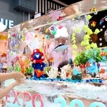 氷のオブジェに触れて涼を満喫する子どもたち＝中央区三宮町１