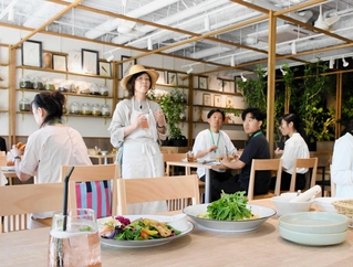 「食べる植物園」のレストラン。さまざまな植物で彩られた内装も目を引く＝兵庫区雪御所町