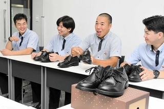 試作品を手にメーカーの担当者と話し合う生徒会役員＝彩星工科高校