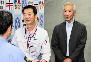清原克三署長から感謝状を受け取る松野敏彦さん（中央）と杉尾哲男さん＝神戸水上署