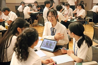 動画を見せ合って探究学習の成果を紹介する生徒ら＝御影公会堂