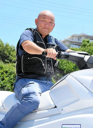 水上バイクで神戸港の安全を守る「シーバード神戸」の藤井薫さん＝須磨ヨットハーバー