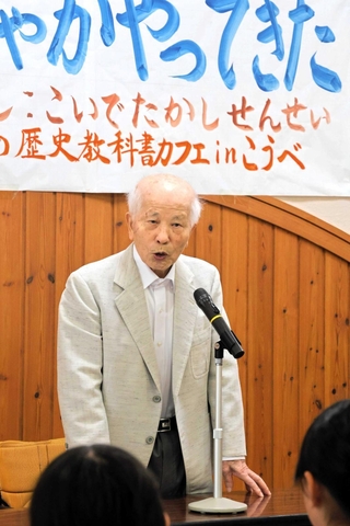 絵本「ぞうれっしゃがやってきた」の制作経緯を話す小出隆司さん＝魚崎西町会館
