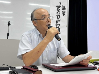 米軍の記録などを基に神戸空襲の実態を解説する工藤洋三さん＝兵庫津ミュージアム