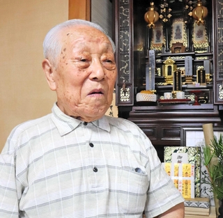 父の仏壇の前で神戸空襲の記憶をたどる森茂さん＝灘区水道筋３