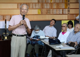 戦争が華僑に及ぼした境遇について講演する蔡勝義さん＝神戸市兵庫区永沢町４（撮影・小林良多）