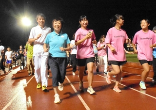 参加者とともにトラックの走り納めをする増田明美さん＝神戸市灘区王子町２、王子スタジアム