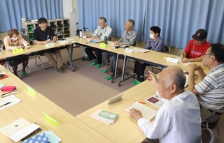 ５００回目の読書会。緩い雰囲気の中で、課題図書の感想を披露していく＝神戸市立北図書館