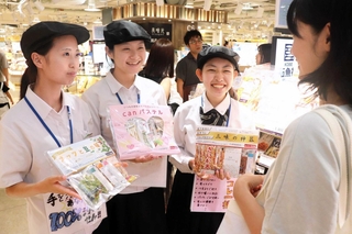考案したセット商品を買い物客に紹介する神戸星城高校の生徒ら＝阪神百貨店梅田本店