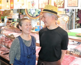同級生の２人。森本資子さん（左）が紀之さんに問いかける。「小学生のころ店の前でキャッチボールしいひんかった？」＝灘区水道筋３