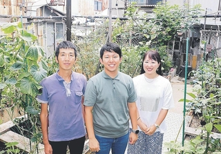 いちばたけを運営する佐藤直雅さん（中央）、丸山公也さん（左）、坂本友里恵さんの３人。佐藤さんは「右も左も分からない若者の取り組みを受け入れてもらえた」と感謝する＝灘区水道筋３