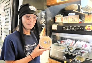 開店の経緯を武長一仁さんが振り返る。「シャッターにあった電話番号にかけたら、家主さんが飛んできてくれたんですよ。楽しい、親切な市場やなあって」＝灘区水道筋３