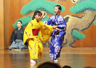 能舞台で狂言を披露する子どもたち＝湊川神社