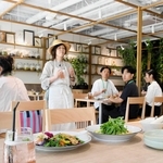 「食べる植物園」のレストラン。さまざまな植物で彩られた内装も目を引く＝兵庫区雪御所町