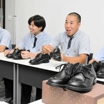 試作品を手にメーカーの担当者と話し合う生徒会役員＝彩星工科高校
