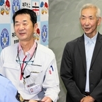 清原克三署長から感謝状を受け取る松野敏彦さん（中央）と杉尾哲男さん＝神戸水上署