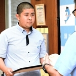 堀本泰史署長から感謝状を贈られた土井凰冴さん＝須磨署