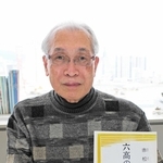 「平和教育に役立ててほしい」との思いで「六高の金ボタン」を母校に寄贈した柳原恒久さん＝中央区東川崎町１