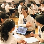 動画を見せ合って探究学習の成果を紹介する生徒ら＝御影公会堂