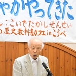 絵本「ぞうれっしゃがやってきた」の制作経緯を話す小出隆司さん＝魚崎西町会館
