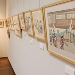 戦前の街並みや戦中の空襲などを描いた作品が並ぶ会場＝こうべまちづくり会館