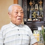 父の仏壇の前で神戸空襲の記憶をたどる森茂さん＝灘区水道筋３