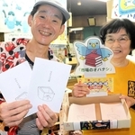 短編小説を執筆したいしいしんじさん（左）と、題材となった朝日屋商店の平田貴美子さん＝神戸市灘区水道筋３