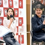 出身地の神戸を「僕の全てが詰まっている」と表現した永島昭浩さん（右）と長女の優美さん＝神戸海洋博物館