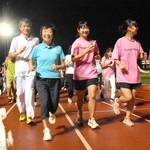 参加者とともにトラックの走り納めをする増田明美さん＝神戸市灘区王子町２、王子スタジアム