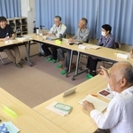 ５００回目の読書会。緩い雰囲気の中で、課題図書の感想を披露していく＝神戸市立北図書館